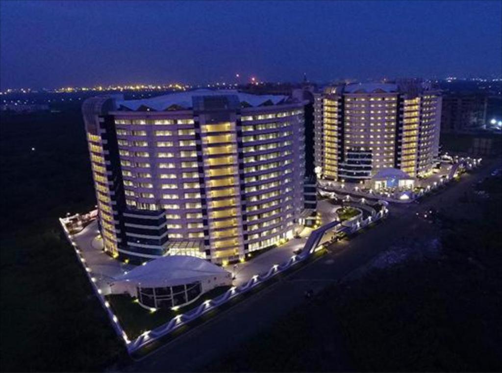 7 Star Weekend Studio At Rajhans Belliza By Global Hospitality Сурат Екстериор снимка