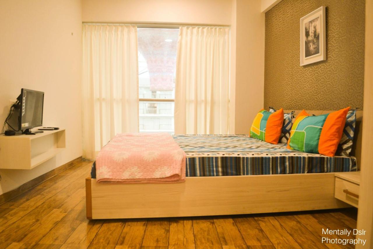 7 Star Weekend Studio At Rajhans Belliza By Global Hospitality Сурат Екстериор снимка