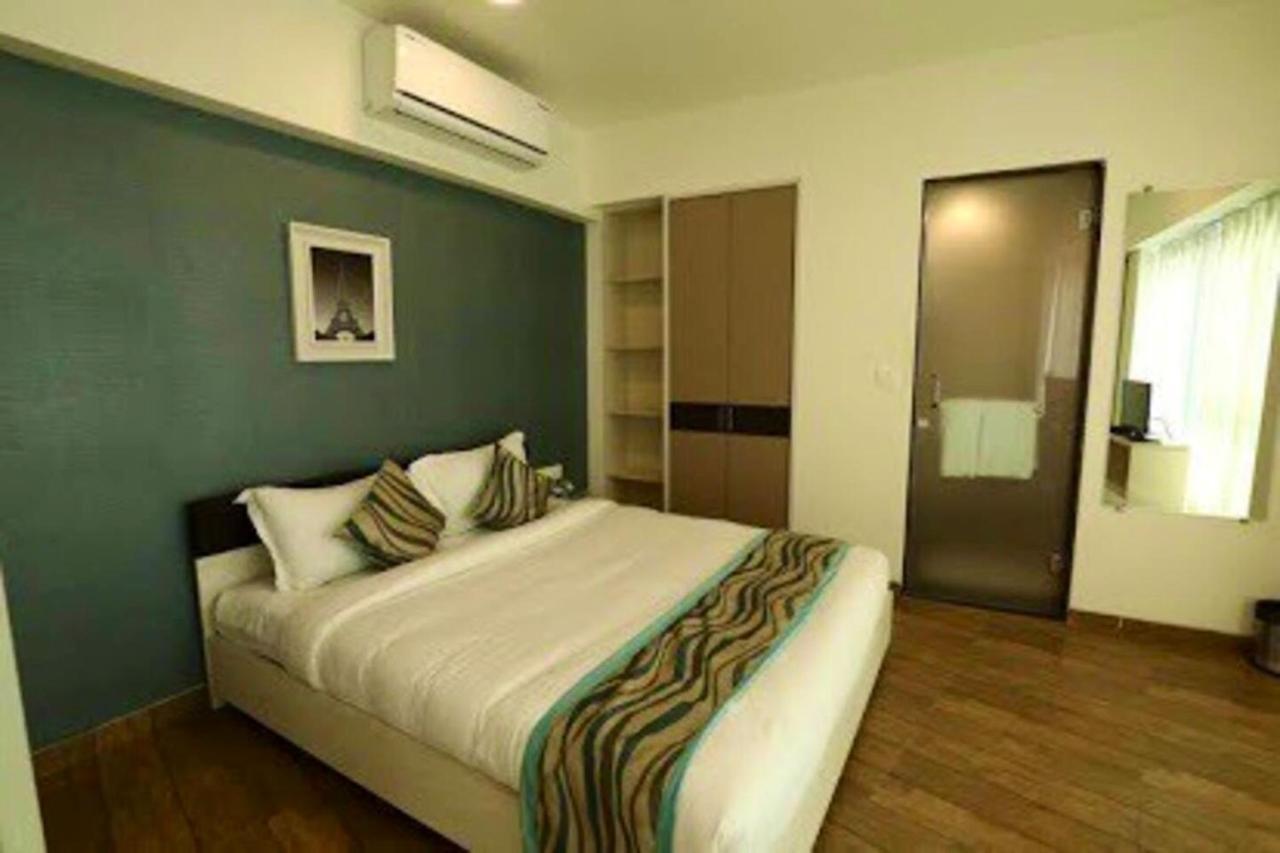 7 Star Weekend Studio At Rajhans Belliza By Global Hospitality Сурат Екстериор снимка